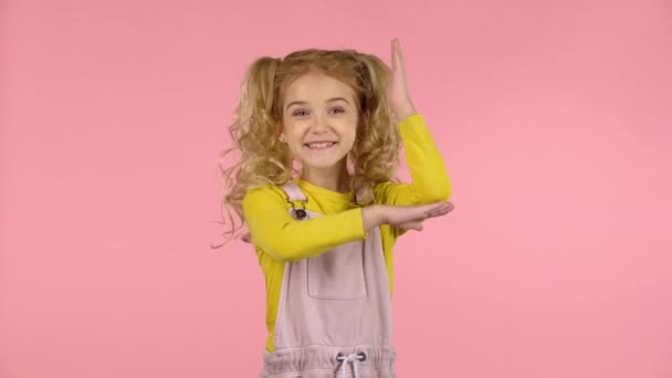 Bastante joven hembra está levantando la mano — Vídeos de Stock