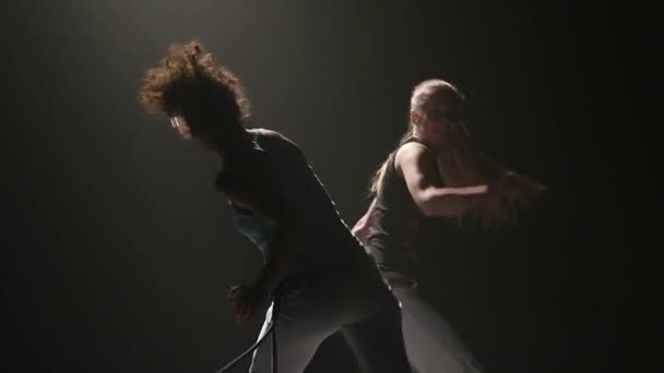Samice provádějící neuvěřitelně složitý bojový umění capoira. Pomalý pohyb zblízka. — Stock video