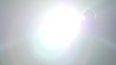 Güçlü kadın stüdyoda spot ışığı capoeira pratik.