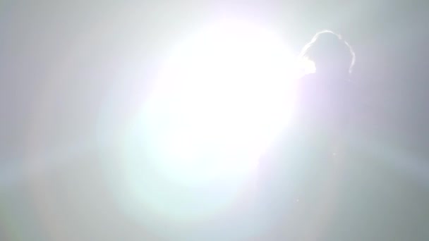 Silná samice praktikující capoiru v paprskem bodového světla ve studiu. — Stock video
