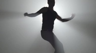 Yakın çekim yavaş çekim. Genç kız stüdyoda spot ışığı capoeira pratik.