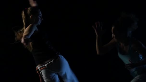 어두운 세인트 스튜디오에서 카포에이라를 연습하는 여성. 클로즈업 슬로우 모션 — 비디오
