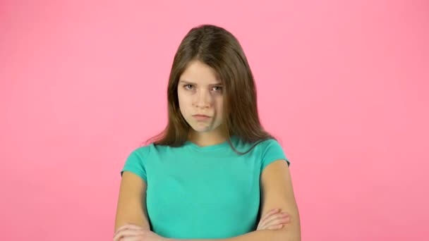 Schattig vrouwtje wordt boos op roze achtergrond. — Stockvideo