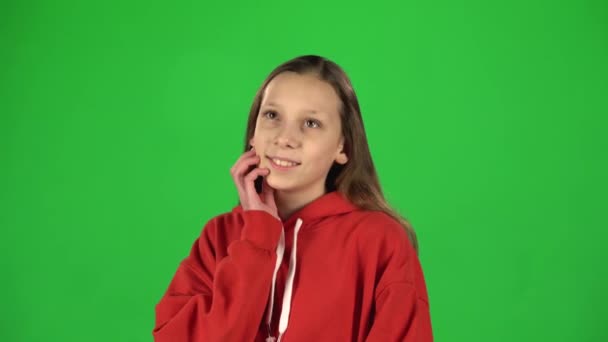 Retrato de chica feliz en chaqueta roja posando juguetonamente en pantalla verde . — Vídeos de Stock