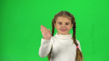Iki pigtails ile Kız merhaba sallayarak ve yeşil arka plan onu gelmek için davet ediyor