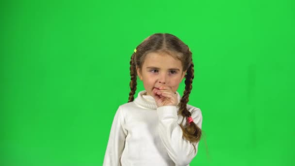 美しい小さな女性が秘密を語っている。グリーン — ストック動画