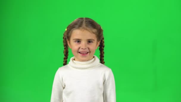 Симпатичный ребенок кричит с улыбкой на зеленом экране в студии — стоковое видео