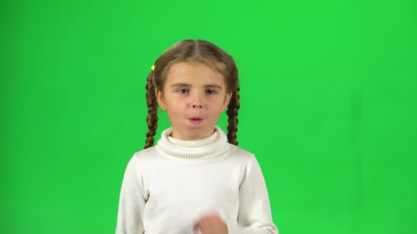 Preciosa pequeña hembra se siente mal en el estudio en la pantalla verde . — Vídeo de stock