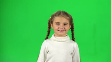 Küçük bayan stüdyoda yeşil ekranda dans