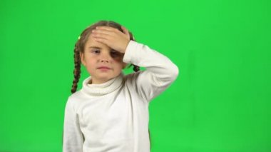 Küçük kadın yeşil ekranda hasta hissediyor.