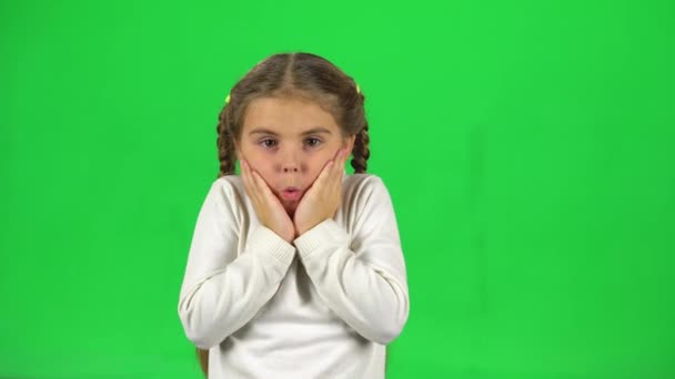 Маленька жінка здивована і боїться студії на зеленому екрані . — стокове відео