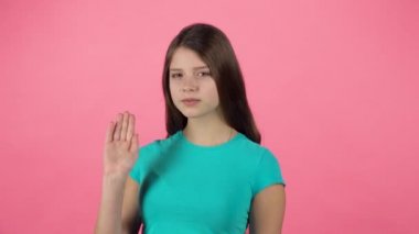 Sevimli kız merhaba sallayarak ve elleriyle ona gelmek için davet ediyor. Yavaş çekim
