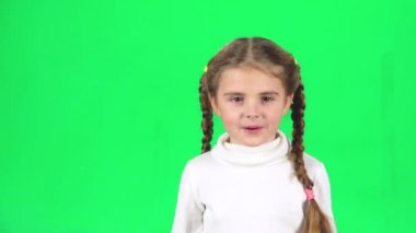 Sevimli çocuk stüdyoda yeşil ekranda gülümseme ile çığlık. Yavaş çekim