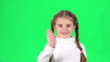 Kız merhaba sallayarak ve yeşil arka plan onu gelmek için davet ediyor. Yavaş çekim