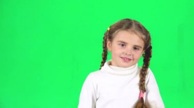 Stüdyoda yeşil ekranda dans eden küçük bir bayan. Yavaş çekim