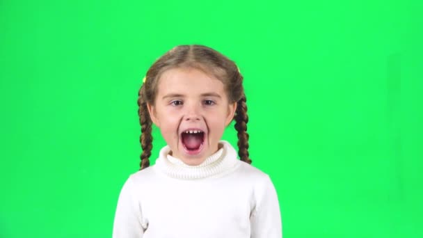 Linda chica gritando con sonrisa en la pantalla verde en el estudio. Movimiento lento — Vídeo de stock