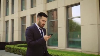 İşadamı ofise giderken akıllı telefon konuşmasından kötü haber alır ve bu yüzden sinirlenir.