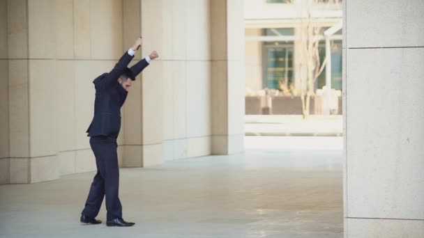 Pohledný tisíciliální podnikatel oslavující a hloupý Goofy tancuje přímo do kamery oslavující jeho úspěchy a úspěchy — Stock video