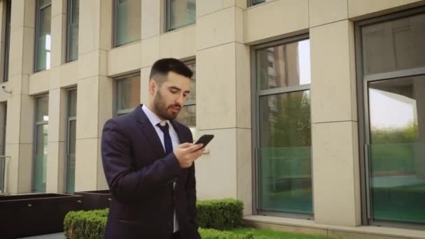 Geschäftsmann bekommt schlechte Nachrichten von Smartphone-Gespräch auf dem Weg ins Büro und wird deswegen wütend. — Stockvideo