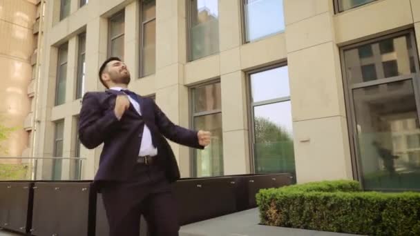 Empresario bailando Contemporáneo feliz funky caucásico street dancer freestyle en la ciudad — Vídeos de Stock