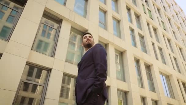 Gelukkige zakenman wandelen rond de stad, succesvolle en zelfverzekerde man op de achtergrond van een modern gebouw. — Stockvideo