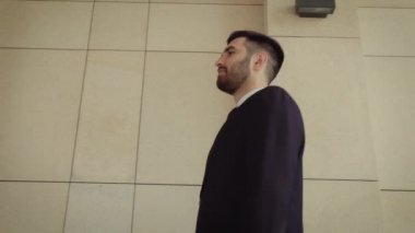 Mutlu işadamı şehir etrafında yürüyüş, modern bir binanın arka planda başarılı ve kendine güvenen adam.