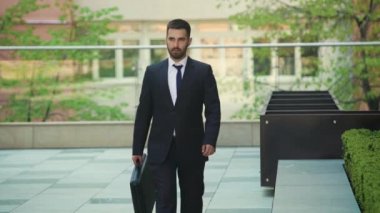 Bir diplomat ile İşadamı, şehirde yürüyüş, başarılı ve kendine güvenen adam