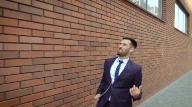 Mutlu Başarılı İşadamı Kablosuz Kulaklıklar Dancing