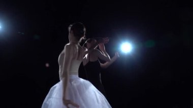 Beyaz ve siyah tutu dans dönen Büyüleyici iki balerinler.