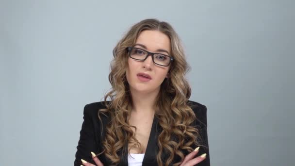 Bussines nő szemüveg áll elvárás a szürke háttér, lassított — Stock videók