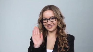 Gözlüklü bussines kadın el sallayarak ve jest gösteren buraya gel, yavaş hareket.