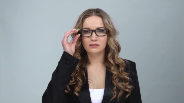Бизнесмены девушка в очках смотрит в удивление на камеру и шокирован тем, что она увидела, замедленной съемки — стоковое видео
