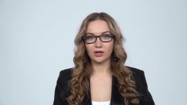 Ofis çalışanının portresi dikkatle dinler, şaşırır sonra sembol gibi başparmak gösteren gesturing, yavaş hareket