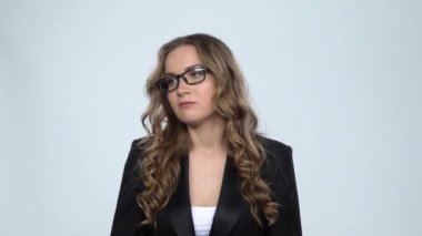 Genç iş kadını kesinlikle hayır diyerek elleri ile gesturing sonra gülümseyerek ve başını başını başını başını başını başını başını savur, yavaş hareket