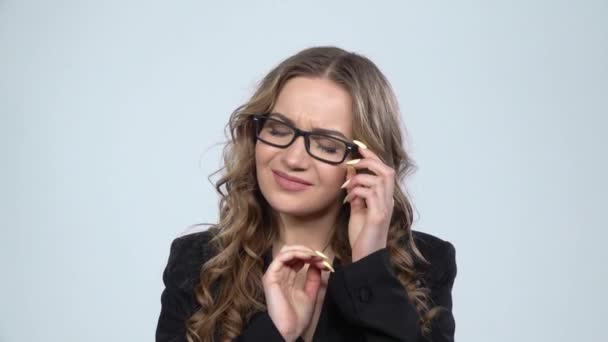 Bussines Frau leicht überrascht nimmt dann seine Brille ab und lächelt freundlich, Zeitlupe — Stockvideo