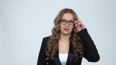 Tahriş ve öfke, yavaş hareket ifade stres içinde gesturing sinirli kadın Stüdyo portre.