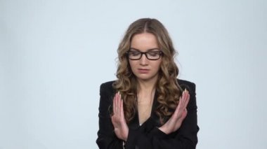 İş kadınının portresi kesinlikle elleriyle gesturing X şekil yapma inkar hayır, yavaş hareket söyleyerek