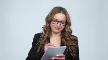 Kadın dizüstü bilgisayarda şemalar çizer sonra hayal kırıklığına gri arka plan, yavaş hareket üzerinde silkiyor