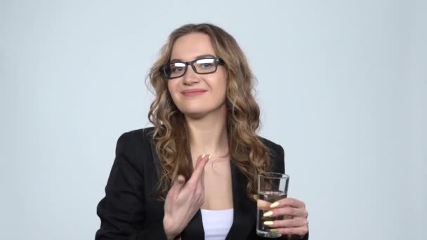 Portret van een goed uitziende vrouw die mineraalwater drinkt van transparant glas dat gezond, Slow Motion voelt — Stockvideo