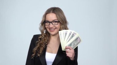 Kız nakit dolar banknotlar tutar ve kart, yavaş hareket onaylayarak nods aralarında seçim kredi kartı alır