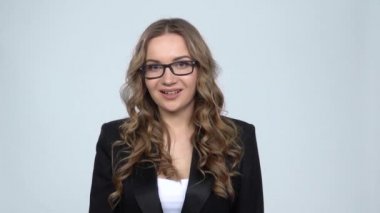 Hayal kırıklığına uğrattıktan sonra para ararken cüzdanını sallayan kadın, yavaş çekim