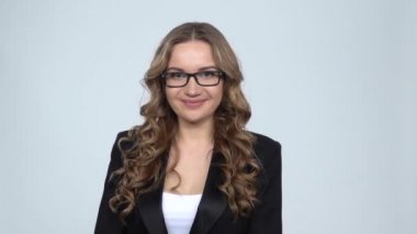 Kız sevinçle stüdyoda gri arka plan üzerinde ev anahtarları gösterir, yavaş hareket