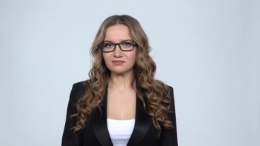 İş kadını kendini kötü hisseder, midesi acır, mide bulantısı hisseder, yavaş hareket eder.