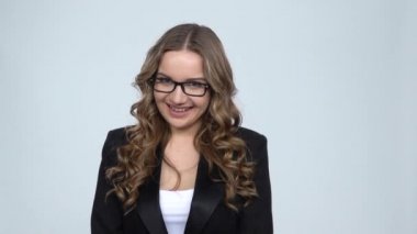 Seksi kadın flört parmakları ve üfleme öpücük, yavaş hareket ile kalp gösteriyor