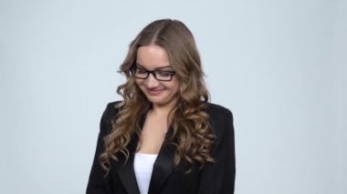 Sevimli kız parmakları ile kalp gösteren ve öpücük üfleme, yavaş hareket