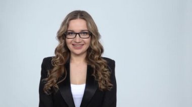 Kadın parmakları ile kalp gösteren ve öpücük üfleme, yavaş hareket