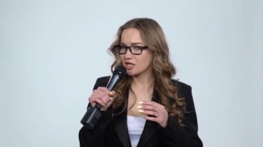 Çekici kız mikrofona şarkı ve müzik, yavaş hareket dövmek için hamle