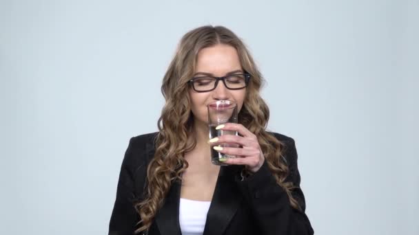 Pretty kvinna som dricker mineralvatten som smakar dåligt, slow motion — Stockvideo