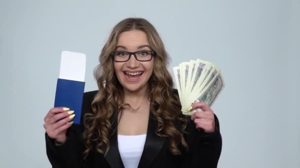 Девушка держит паспорт, билет на самолет и деньги очень радуясь и наслаждаясь, замедленной съемки — стоковое видео