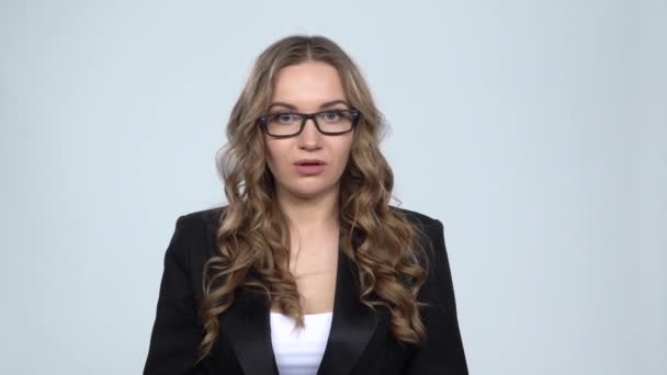 Geschäftsfrau mit Blick in leere Brieftasche auf grauem Hintergrund im Studio, Zeitlupe — Stockvideo
